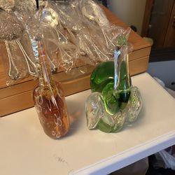 Glass elephant and giraffe