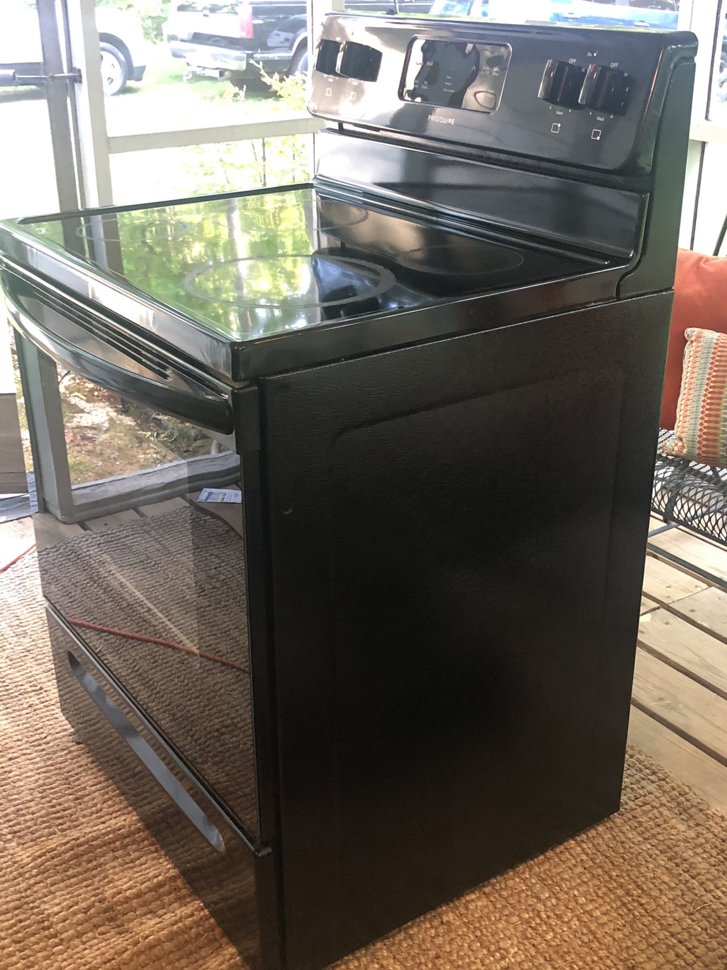 Frigidaire glass top electric stove. Oven works, but stove top doesn’t. Black $35