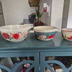Pioneer Woman set of bowls