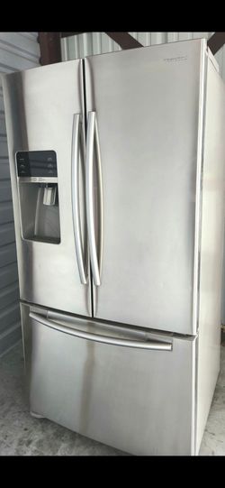 Dual Icemakers Frencch Door Refrigerator - Makes Allot of Ice