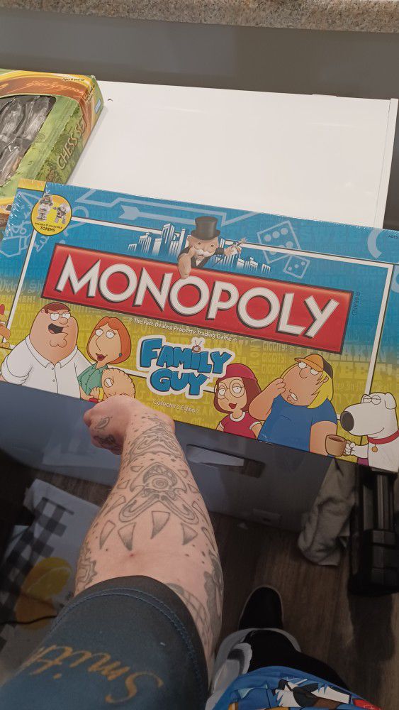 Family Guy Monopoly Game Board  Collectors Set