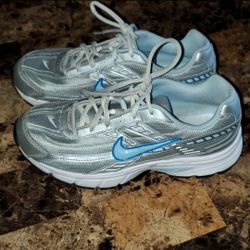 Nike women's shoes size 7.5
