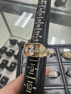 14kyg Men’s Ring w/ 1-50Pt 3-17Pt Diamonds Size 8 (Approximately 10.92Grams) 