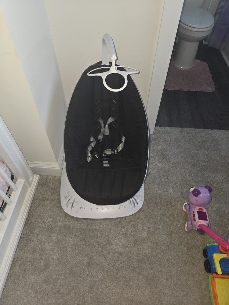 4 moms baby swing (multimotional)