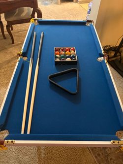 Mini pool table