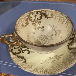 Vintage Mint Hand painted Scalloped Edges Encrusted Gold Tea Cup And Saucer