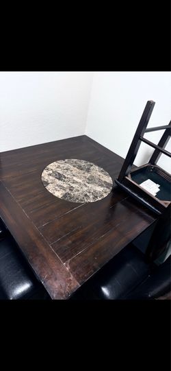 MARBLE. TABLE SET/ MARBKE  CENTER DINING ROOM TABLE CHAIRS INCLUDED