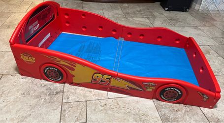 Lighting McQueen boys Toddler Bed