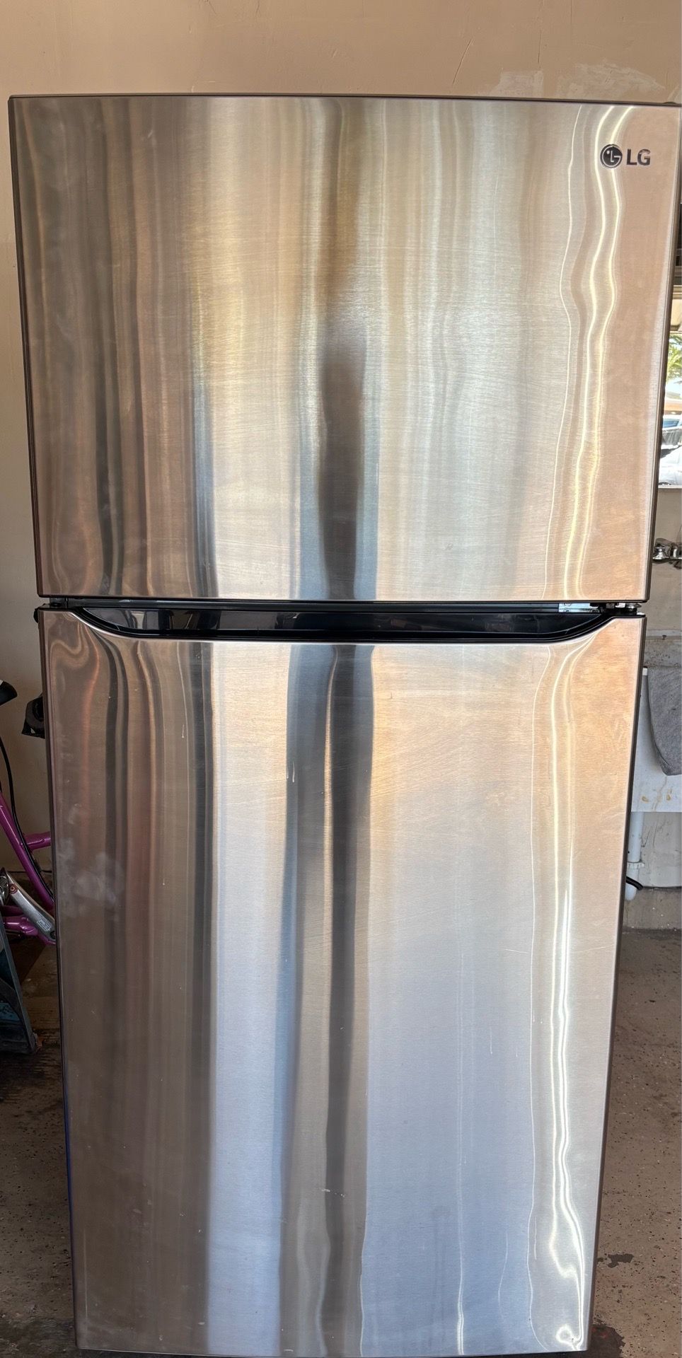 LIKE NEW STAINLESS APARTMENT SIZE REFRIGERATOR
