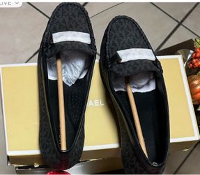 New Michael Kors shoes. Size 7.5, but they're too big. They fit like a size 8. $85 Price Firm!