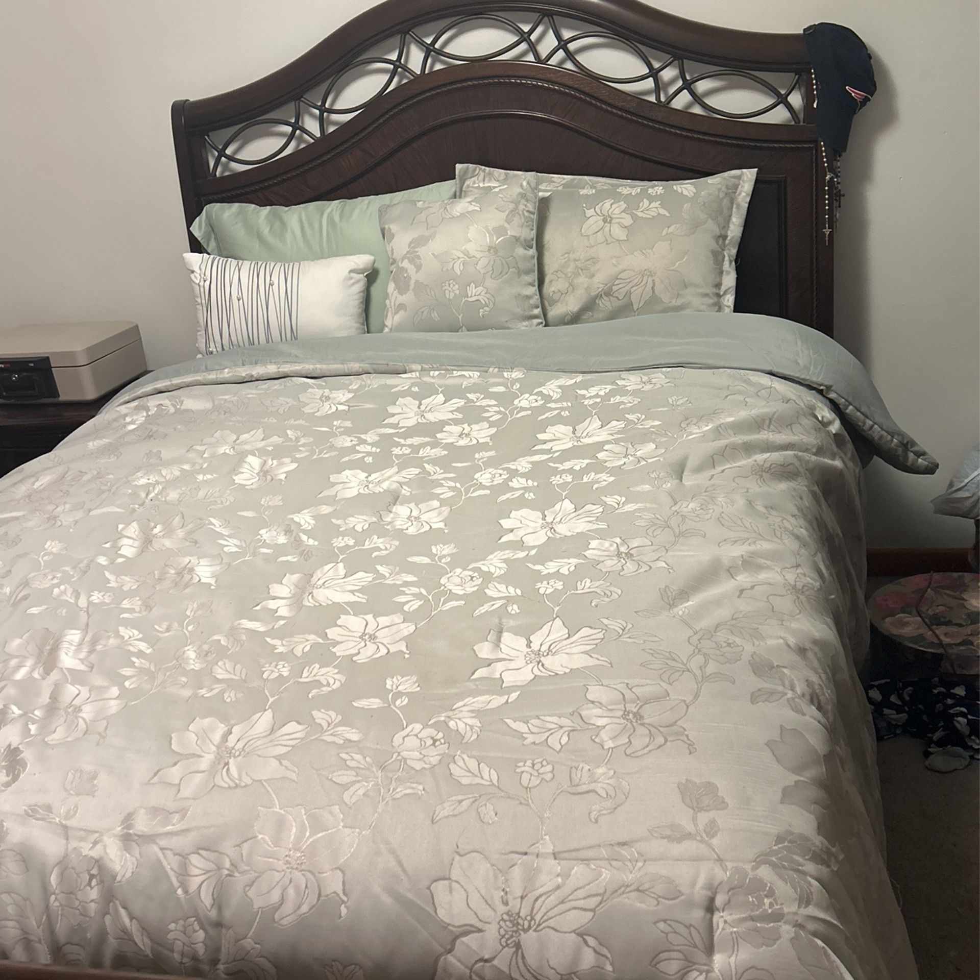 Women’s Mahogany Wood Queen Bedroom Set