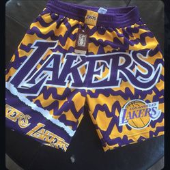 New Mitchell & Ness laker shorts size medium 