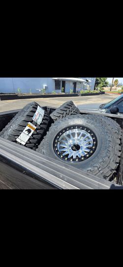 17" KMC beadlocks w- 35x12.50R17 Toyo MT tires