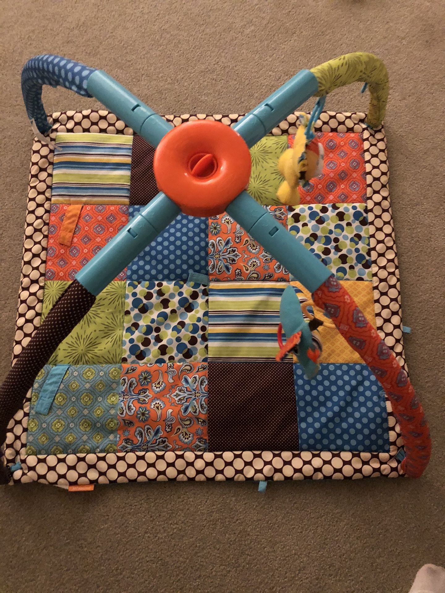Play mat - babies - 4 removable toys