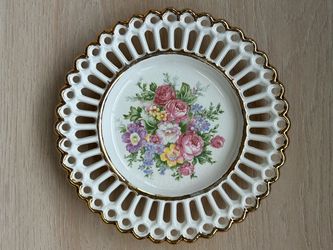 Vintage 1953 Pierced Floral Decorative Plate – Floral & Gold