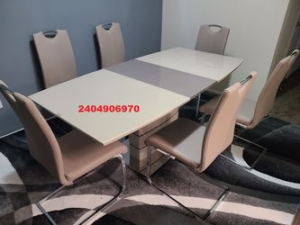 New in box 7pc extendable dining table set modern design