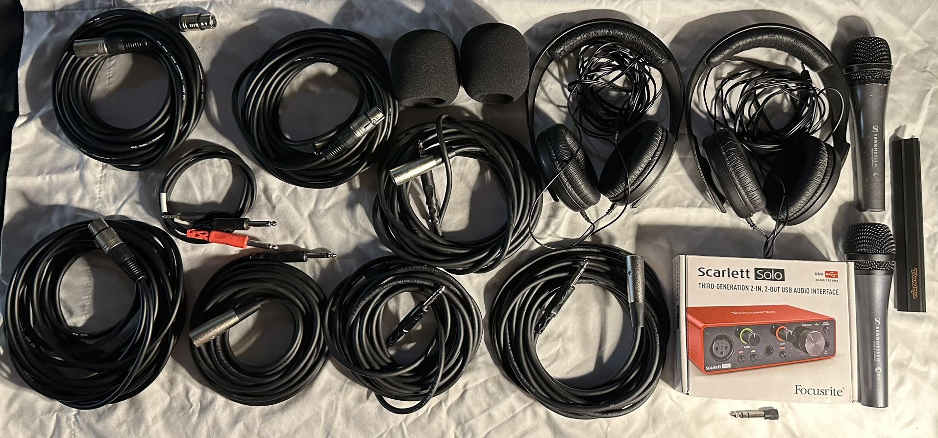 Scarlett solo 2 microphones 2 headphones 7 XLR Cables microphone stand and other attachments