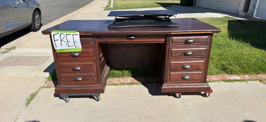 FREE DESK