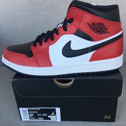 Jordan 1 Mid Chicago Toe 