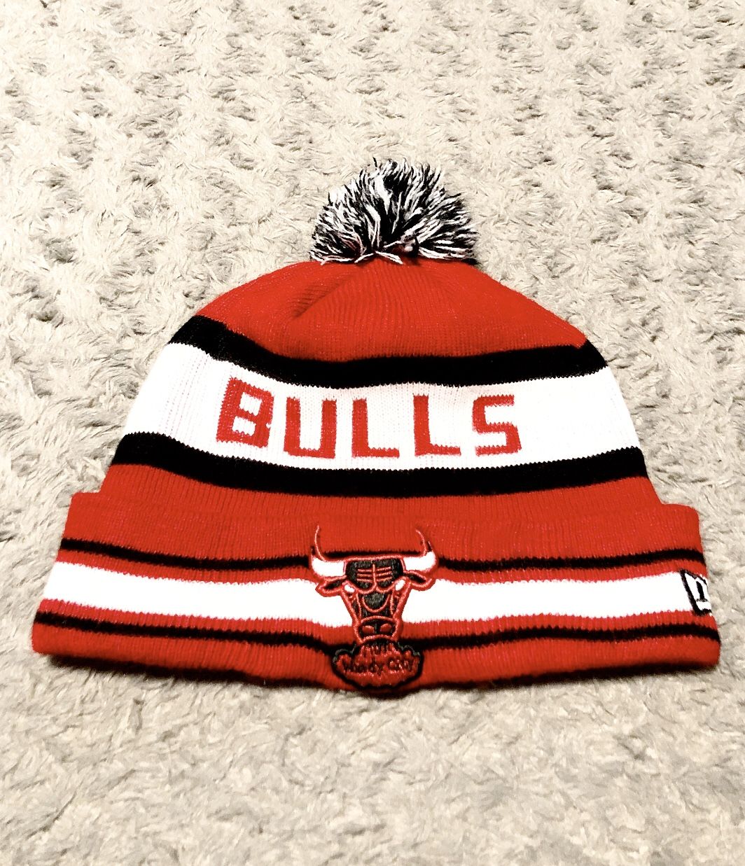Mens New Era Bulls beanie hat paid $35 Vintage great condition! Chicago Bulls Beanie Hats Pom Winter Knit Caps New Era NBA