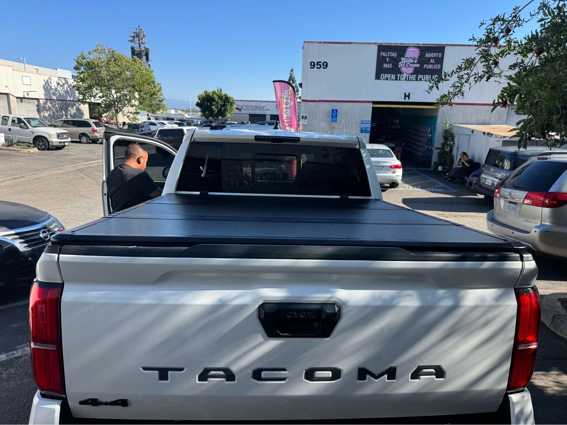New Hard Trifold Cover 22-26 Toyota Tacoma 5ft Bed Tapas para Trokas