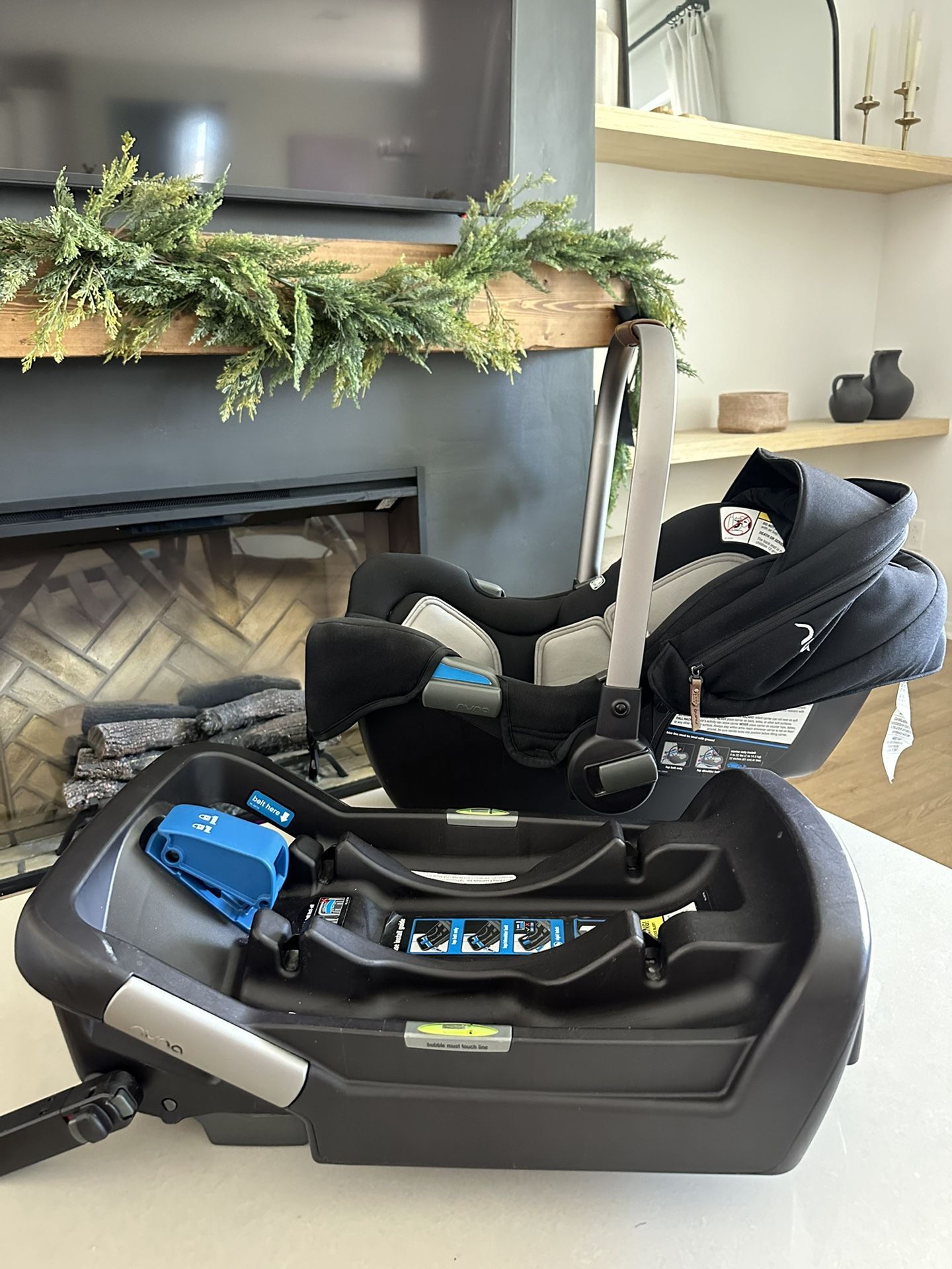 NUNA PIPA CAR SEAT  WITH BASE