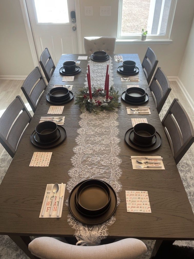 Dining Room Table With Leaf and 6 Chairs (Fits 8)