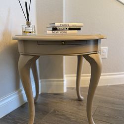 Elegant Neutral Accent Table – Perfect for Small Spaces