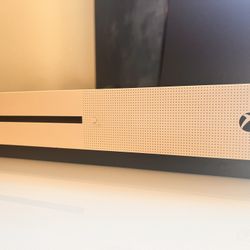 Xbox One 1 TB Storage + 2 Controllers