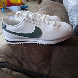 Kids Nike Cortez size 2.5Y clean brand new never worn $40 obo