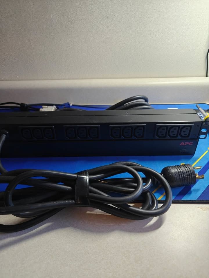 APC Rack Mount PDU, Basic 208V/20A, (12) Outlets, 1U Horizontal Rackmount (AP9566)