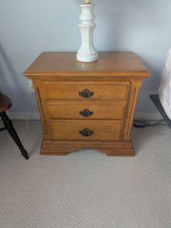 Traditional Oak 3-Drawer Nightstand / Bedside Table