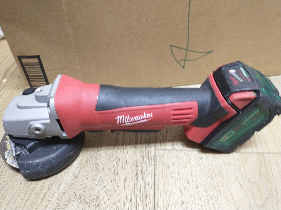 Milwaukee Angle Grinder With Xc5.0ah Battery