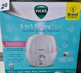 Humidifier Brand New Never Open Has 7 lights warm color