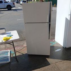 Hotpoint 28" Apartment Size Refrigerator 
