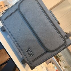 Solo Rolling Laptop Case 17.3”  – Like New