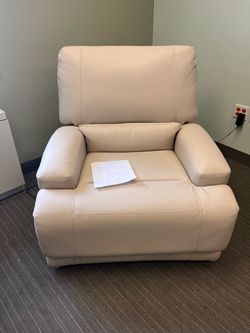 Leather recliner perfect condition like new 200 or best offer no scratches leather like new