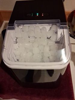 Countertop ice maker