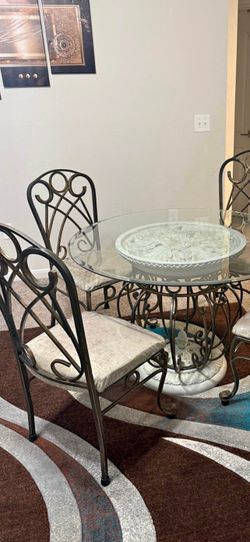 Dining table set/4 chairs