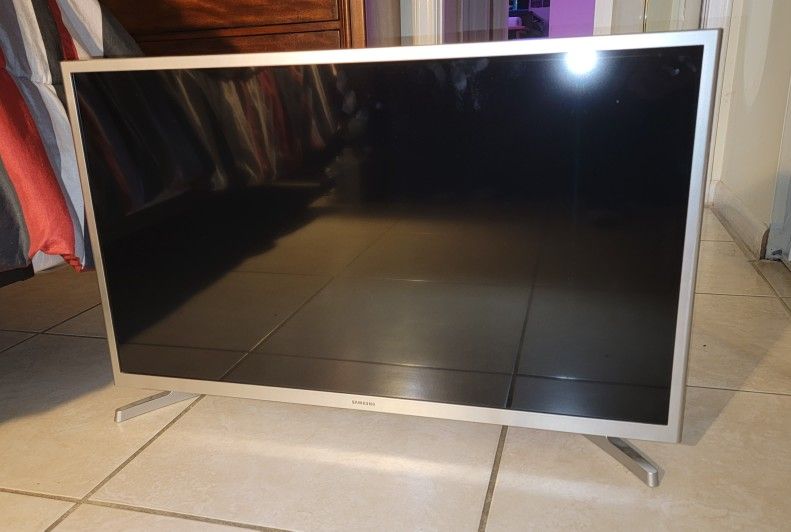 Samsung 32" HD LED TV (UN32J40002)