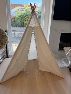 Kids Teepee w pompoms