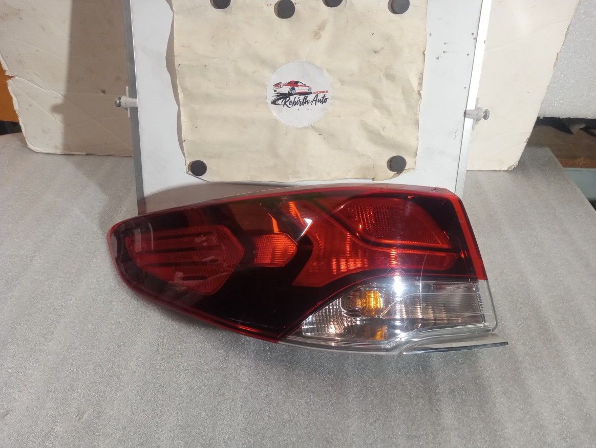 Hyundai Sonata Driver Side Tail Light *Parts*
