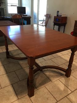 Sturdy, Vintage solid maple antique table (well-kept antique table from Boston, Mass with leaf)