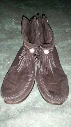 Minnetonka black size 7 used