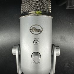 Blue Yeti Microphone (Free Pop Filter)
