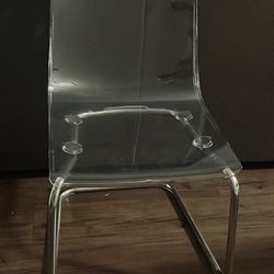 4 Table Chairs 