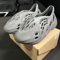 Yeezy Foam Runner Carbon Grey