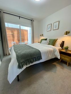 Bed frame like new