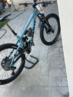 2023 Pivot Mach 6 Medium frame