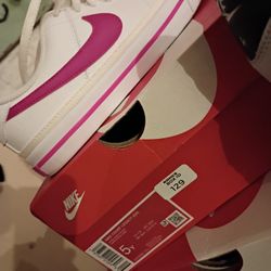 5Y Nike Court Legacy (GS) shoe in White/Laser Fuchsia 